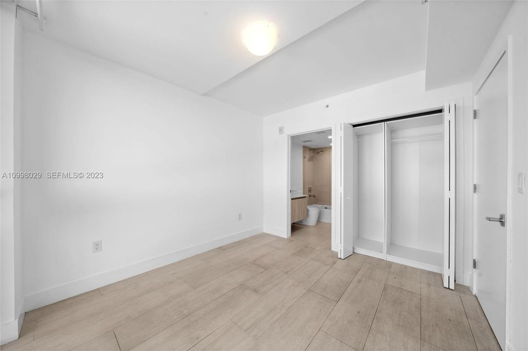 For Sale: $425,000 (2 beds, 2 baths, 903 Square Feet)