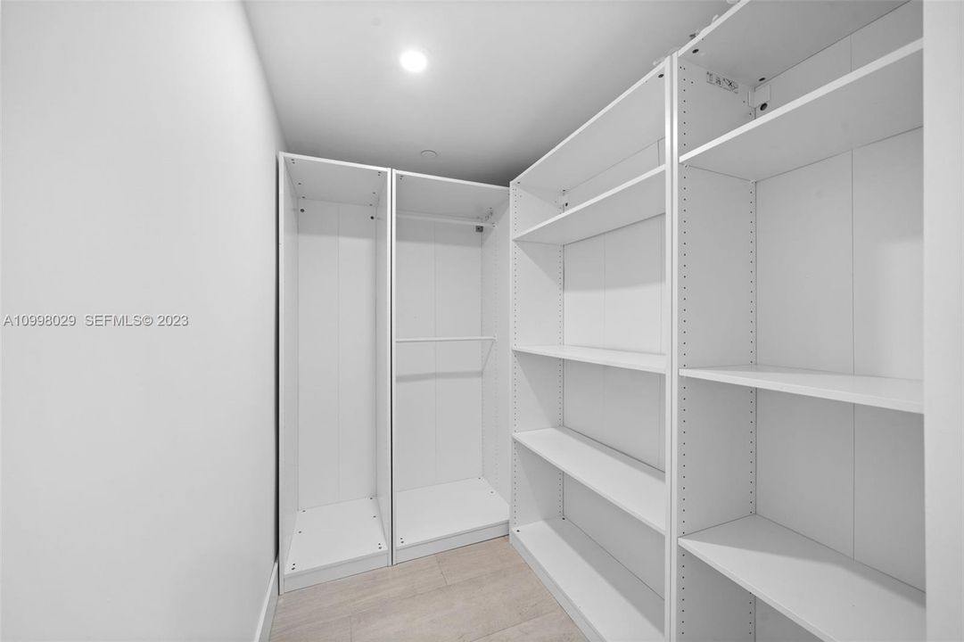 For Sale: $425,000 (2 beds, 2 baths, 903 Square Feet)