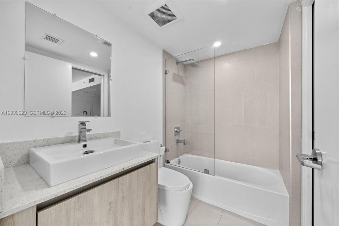 For Sale: $425,000 (2 beds, 2 baths, 903 Square Feet)