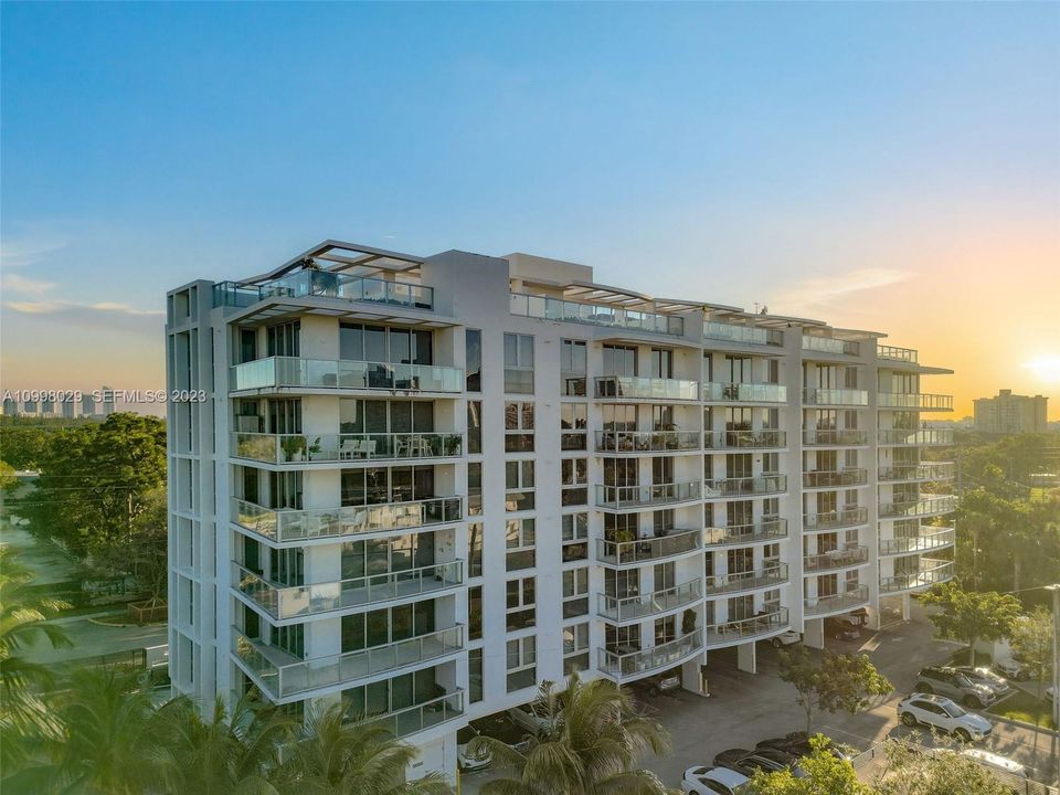 For Sale: $425,000 (2 beds, 2 baths, 903 Square Feet)