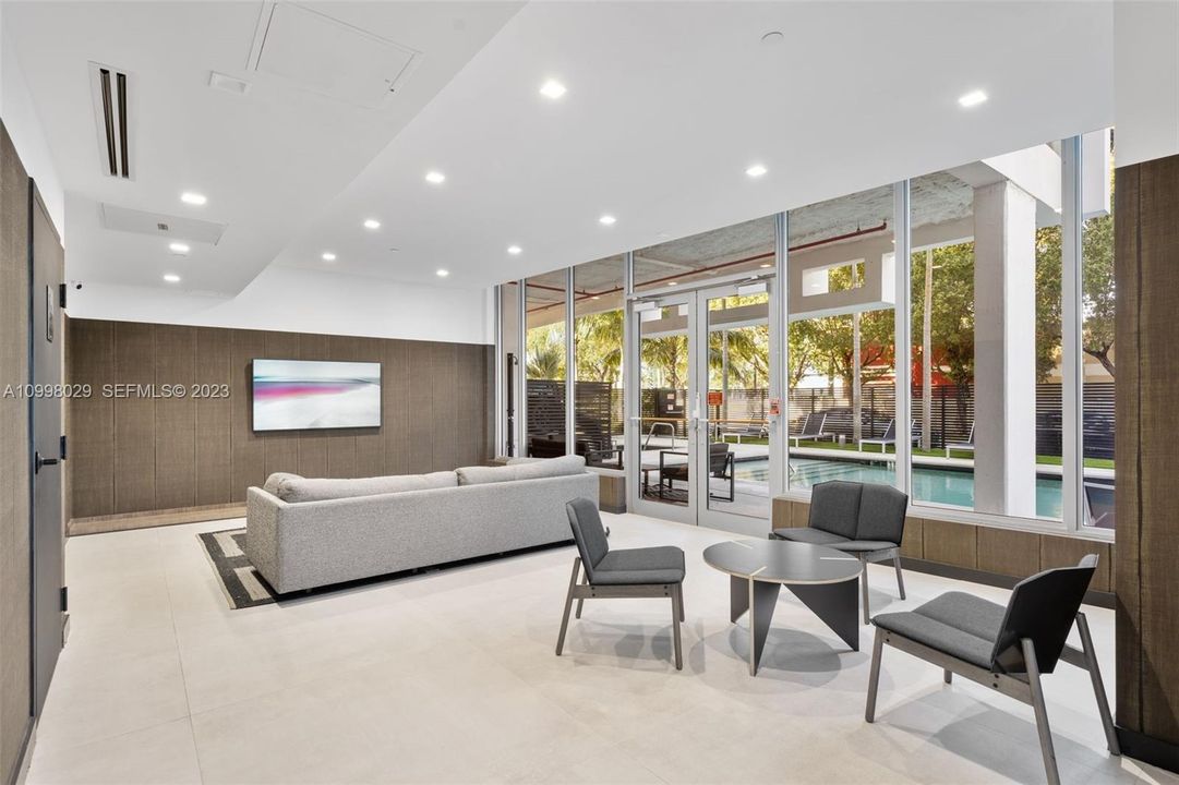 For Sale: $425,000 (2 beds, 2 baths, 903 Square Feet)