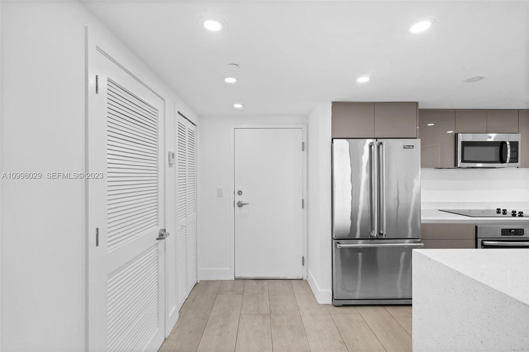 For Sale: $425,000 (2 beds, 2 baths, 903 Square Feet)
