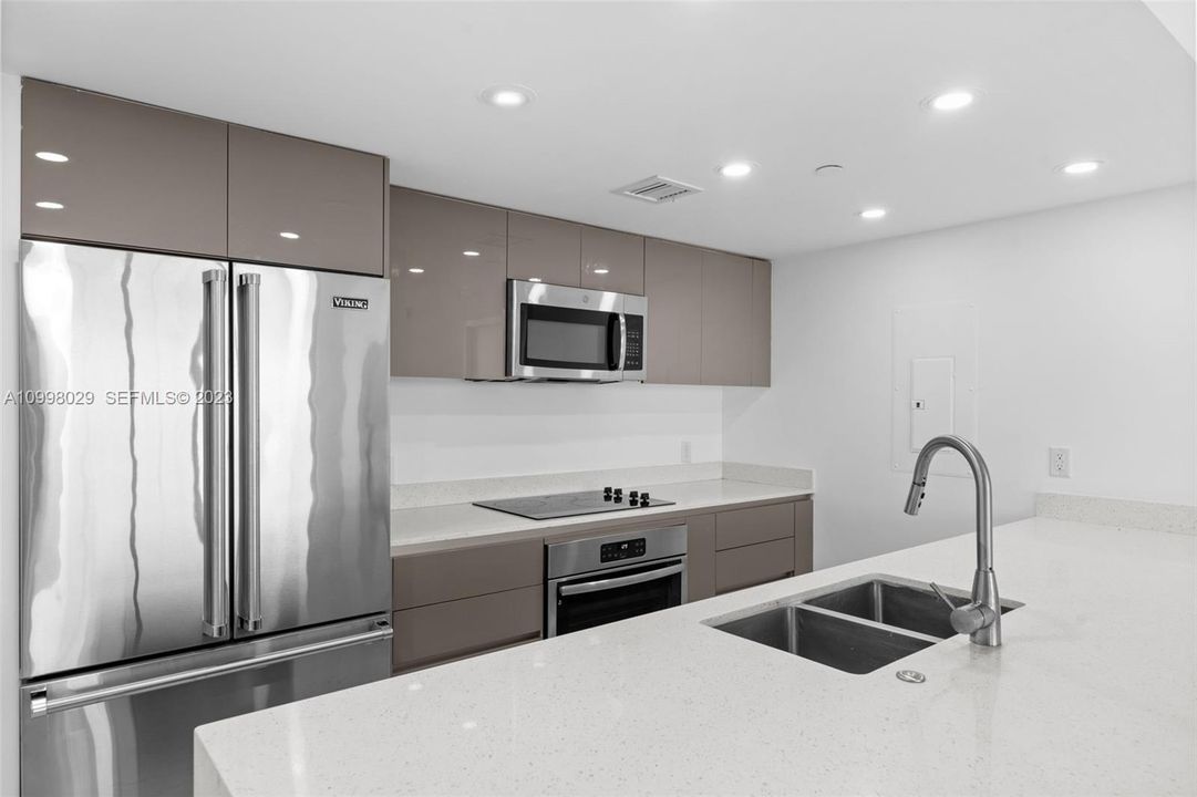 For Sale: $425,000 (2 beds, 2 baths, 903 Square Feet)