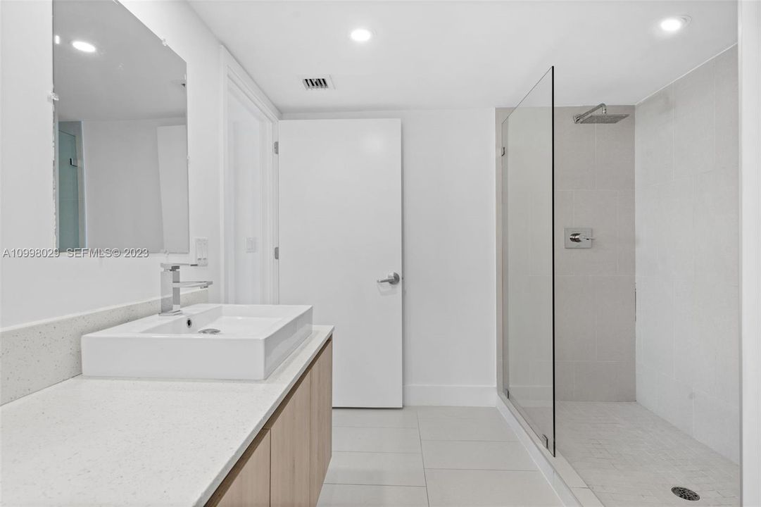 For Sale: $425,000 (2 beds, 2 baths, 903 Square Feet)