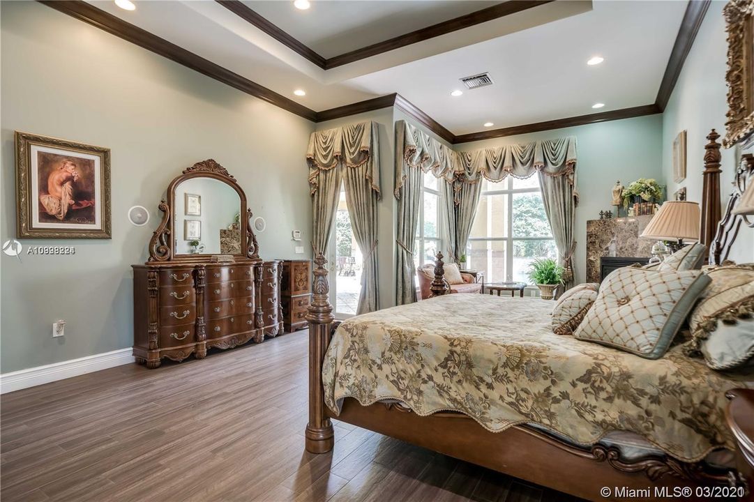 Recently Sold: $1,475,000 (6 beds, 5 baths, 5047 Square Feet)