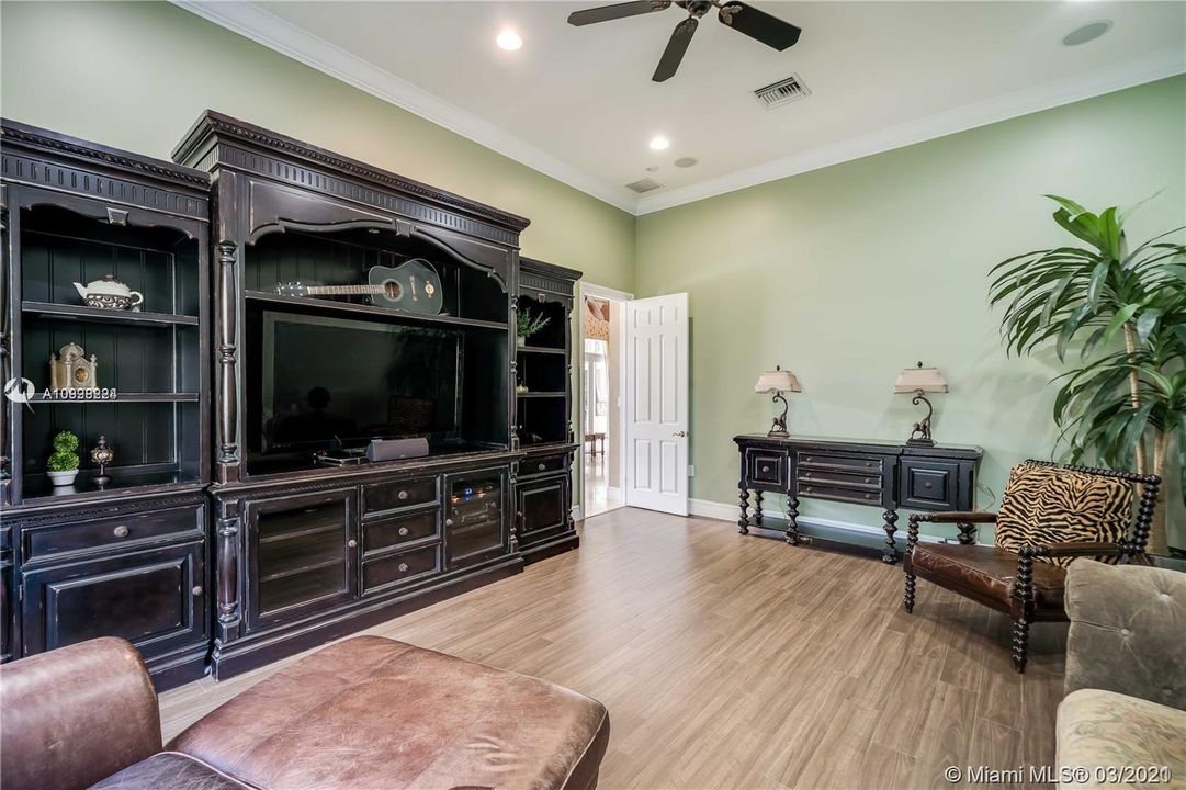 Recently Sold: $1,475,000 (6 beds, 5 baths, 5047 Square Feet)