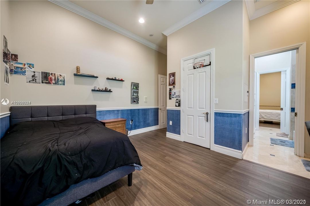 Recently Sold: $1,475,000 (6 beds, 5 baths, 5047 Square Feet)
