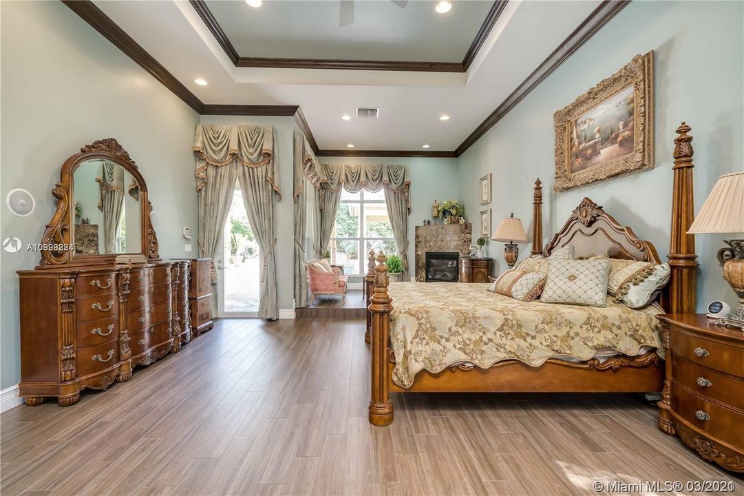 Recently Sold: $1,475,000 (6 beds, 5 baths, 5047 Square Feet)