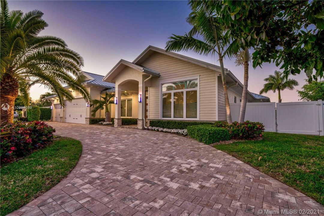 Recently Sold: $4,000,000 (5 beds, 5 baths, 4126 Square Feet)