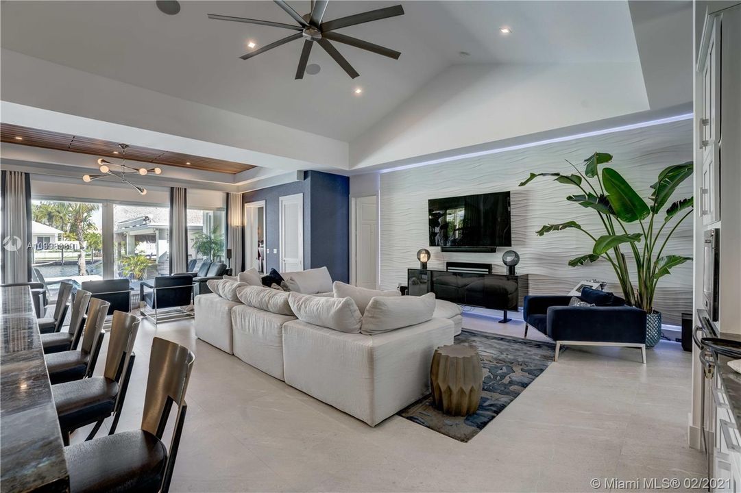 Recently Sold: $4,000,000 (5 beds, 5 baths, 4126 Square Feet)