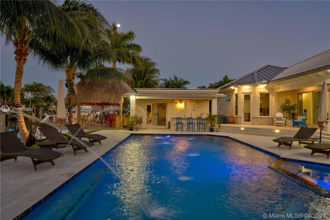 Recently Sold: $4,000,000 (5 beds, 5 baths, 4126 Square Feet)