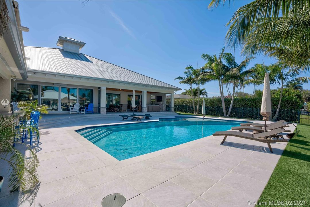 Recently Sold: $4,000,000 (5 beds, 5 baths, 4126 Square Feet)