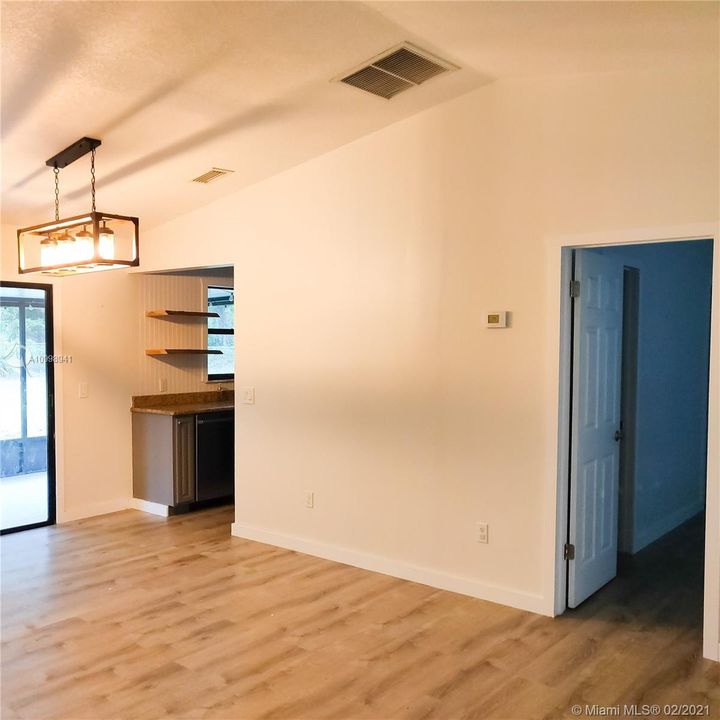 Recently Rented: $1,750 (3 beds, 2 baths, 1000 Square Feet)