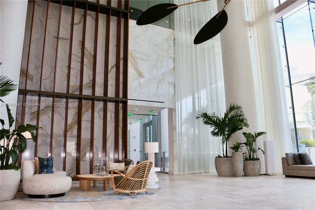 Lobby area with high ceilings and elegant decoration