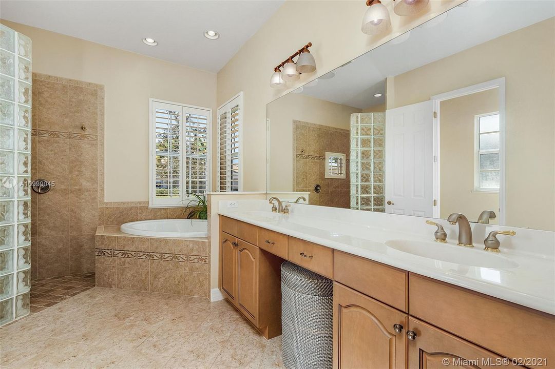 最近售出: $599,000 (3 贝兹, 3 浴室, 2664 平方英尺)