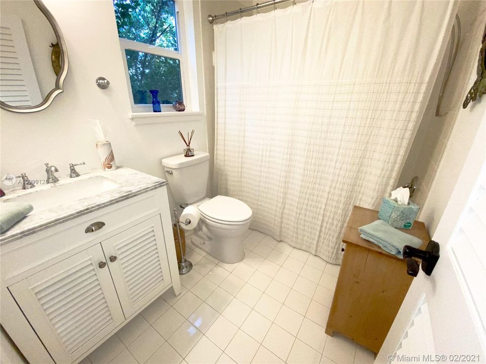 Full Bathroom Upstairs - Shower/Tub Combo