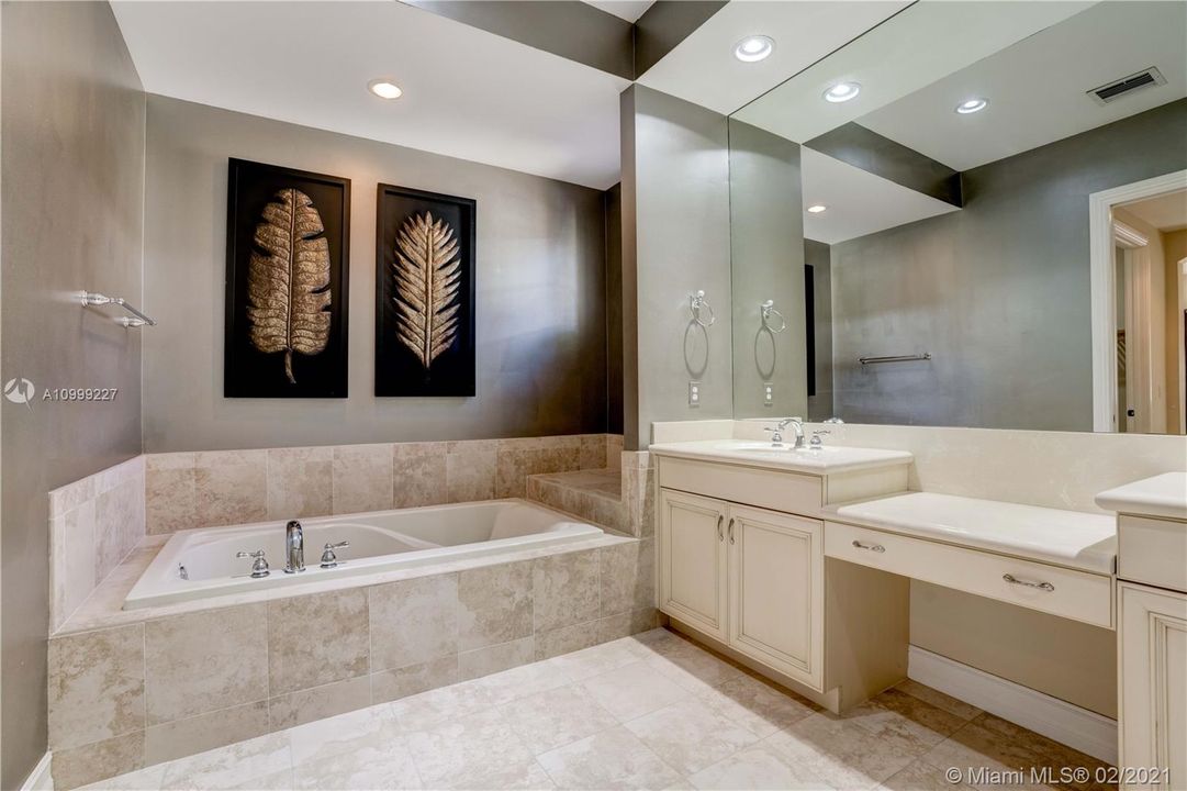 最近售出: $595,000 (2 贝兹, 2 浴室, 2953 平方英尺)
