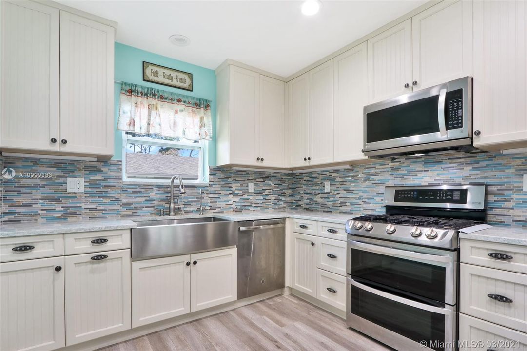 Recently Sold: $649,900 (5 beds, 3 baths, 2569 Square Feet)