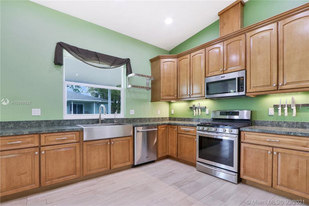 Recently Sold: $649,900 (5 beds, 3 baths, 2569 Square Feet)