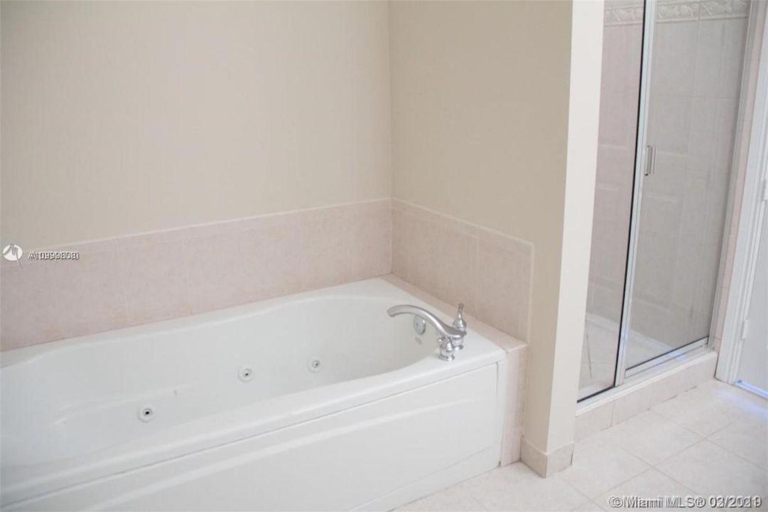 最近售出: $699,999 (4 贝兹, 3 浴室, 2500 平方英尺)