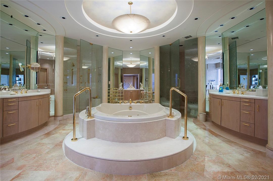 Недавно продано: $6,000,000 (6 спален, 6 ванн, 10190 Квадратных фут)
