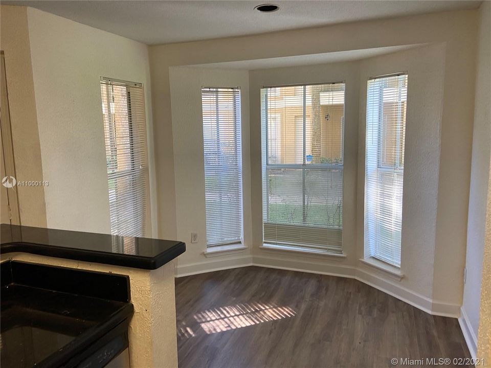 Recently Rented: $1,350 (1 beds, 1 baths, 950 Square Feet)