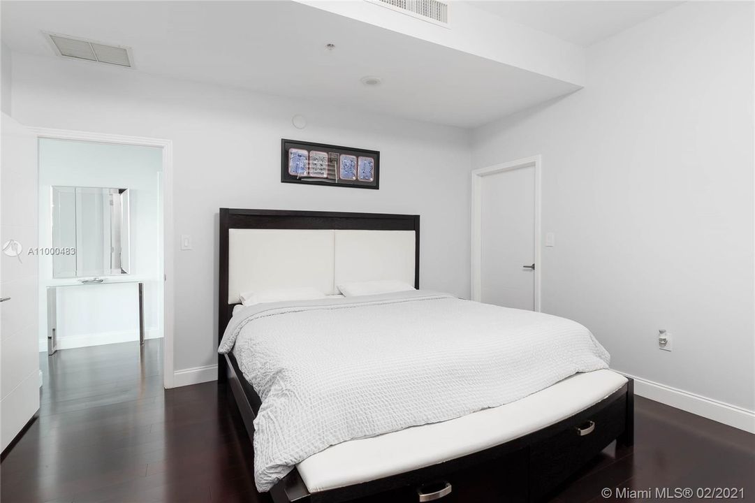 Recently Sold: $550,000 (2 beds, 2 baths, 1429 Square Feet)