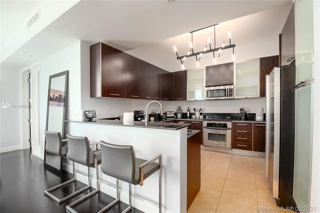 Recently Sold: $550,000 (2 beds, 2 baths, 1429 Square Feet)