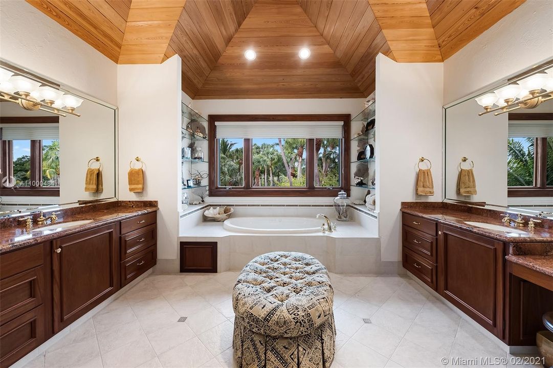 最近售出: $4,500,000 (5 贝兹, 5 浴室, 8985 平方英尺)