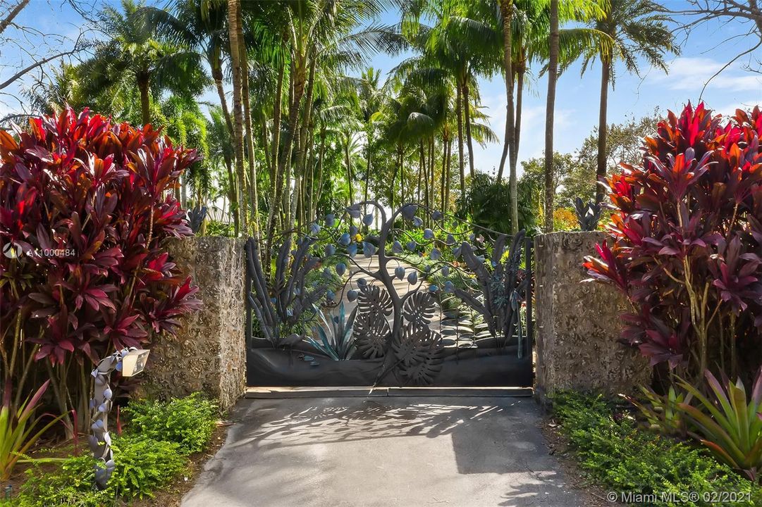 Recently Sold: $4,500,000 (5 beds, 5 baths, 8985 Square Feet)