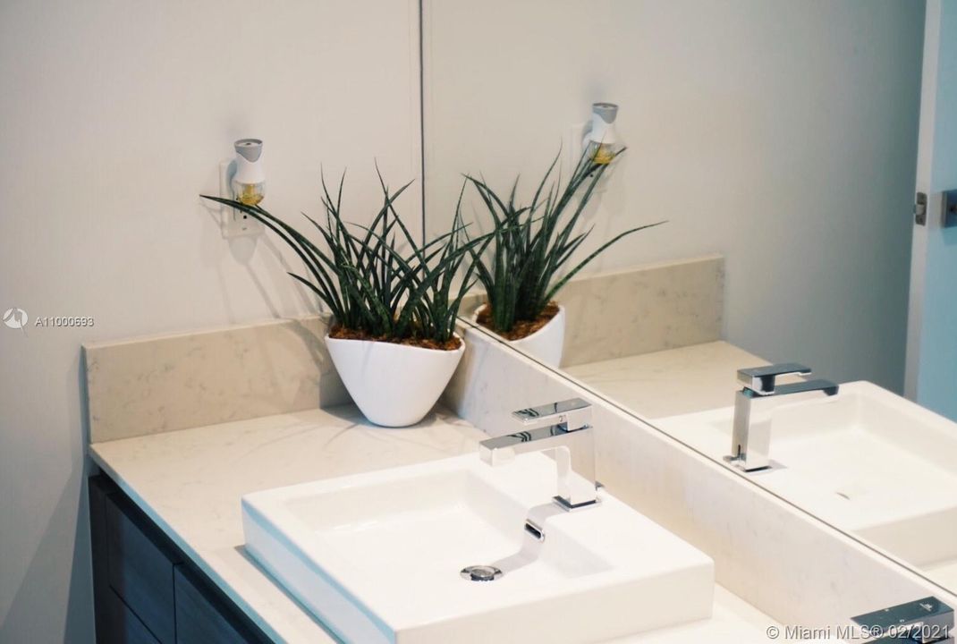 Recently Rented: $3,300 (1 beds, 1 baths, 748 Square Feet)