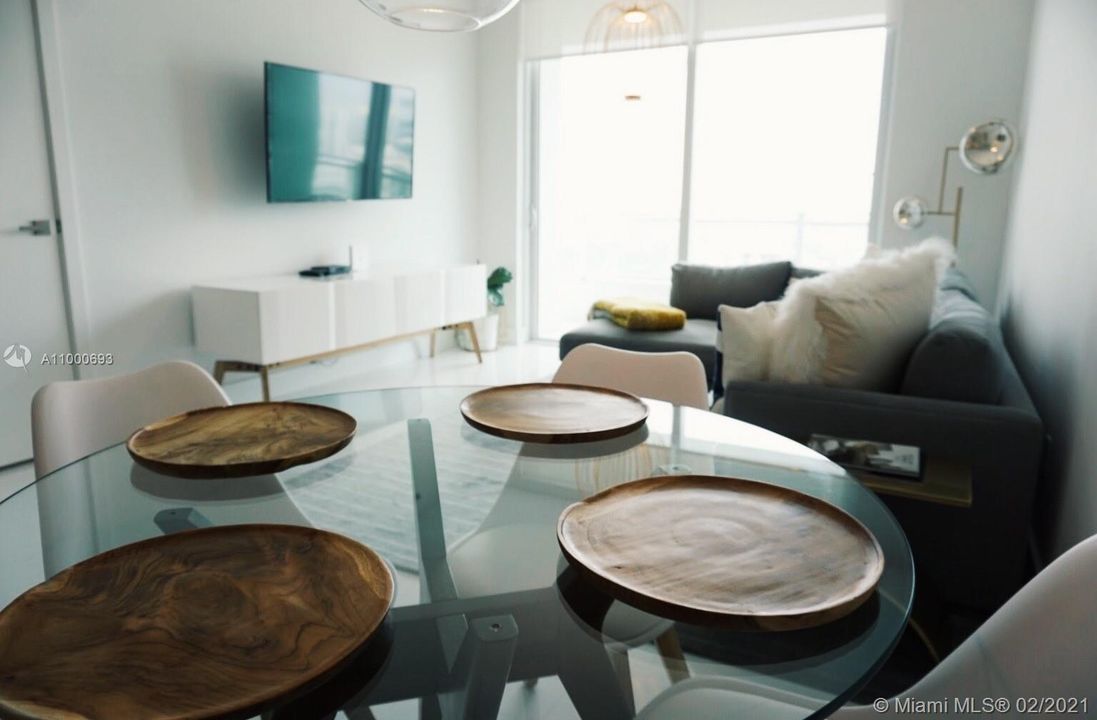 Recently Rented: $3,300 (1 beds, 1 baths, 748 Square Feet)