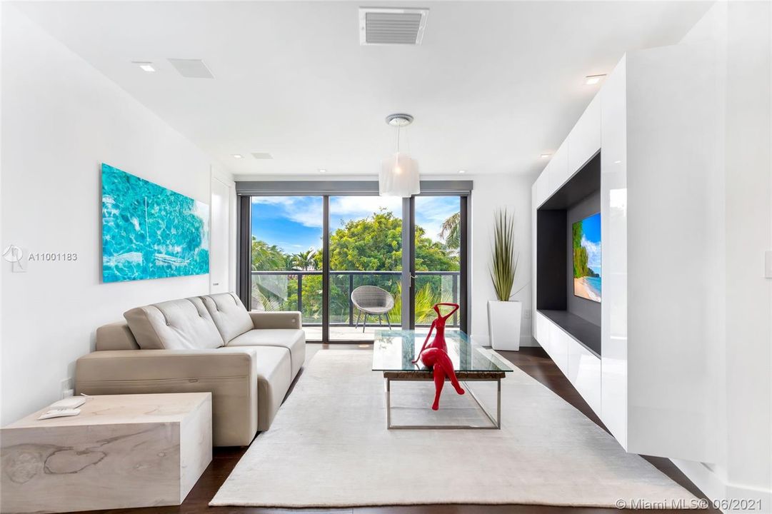 Recently Sold: $5,900,000 (4 beds, 4 baths, 4714 Square Feet)