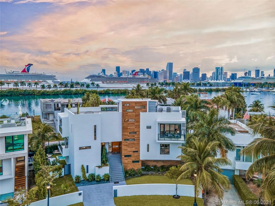 Recently Sold: $5,900,000 (4 beds, 4 baths, 4714 Square Feet)
