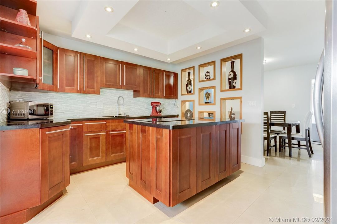 Recently Sold: $325,000 (3 beds, 2 baths, 1565 Square Feet)