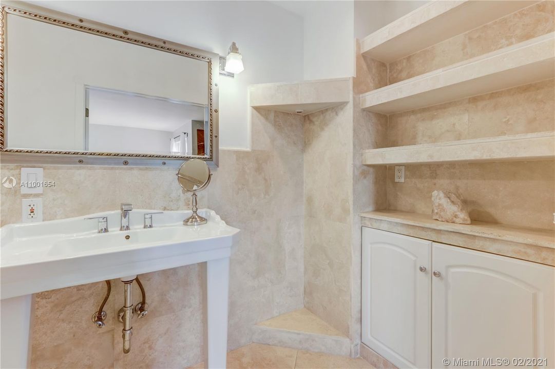 Recently Sold: $325,000 (3 beds, 2 baths, 1565 Square Feet)