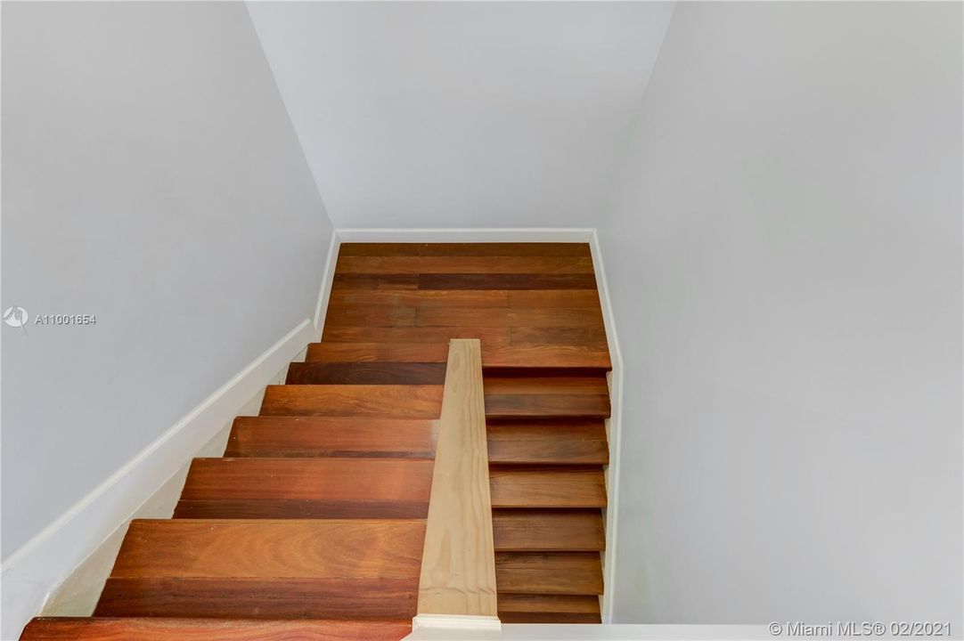 Recently Sold: $325,000 (3 beds, 2 baths, 1565 Square Feet)