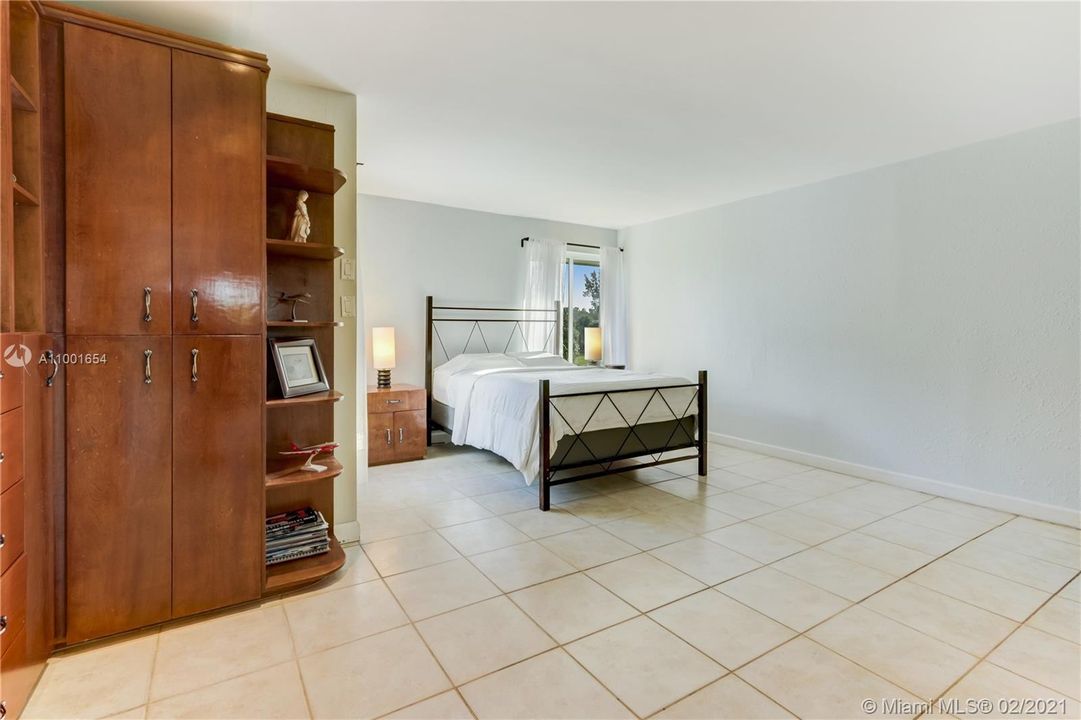 Recently Sold: $325,000 (3 beds, 2 baths, 1565 Square Feet)