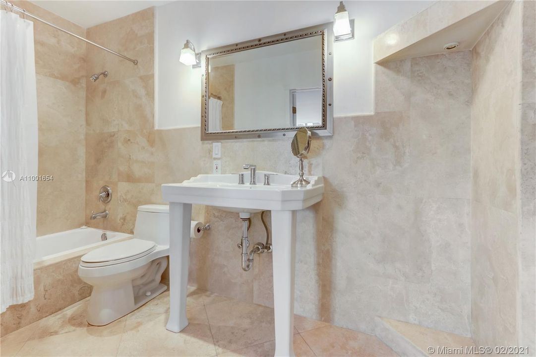 Recently Sold: $325,000 (3 beds, 2 baths, 1565 Square Feet)