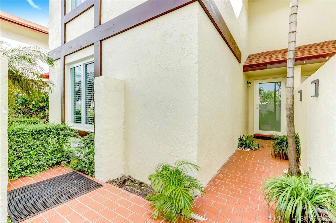 Recently Sold: $325,000 (3 beds, 2 baths, 1565 Square Feet)