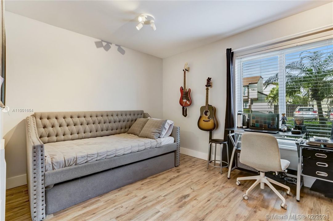 Recently Sold: $325,000 (3 beds, 2 baths, 1565 Square Feet)