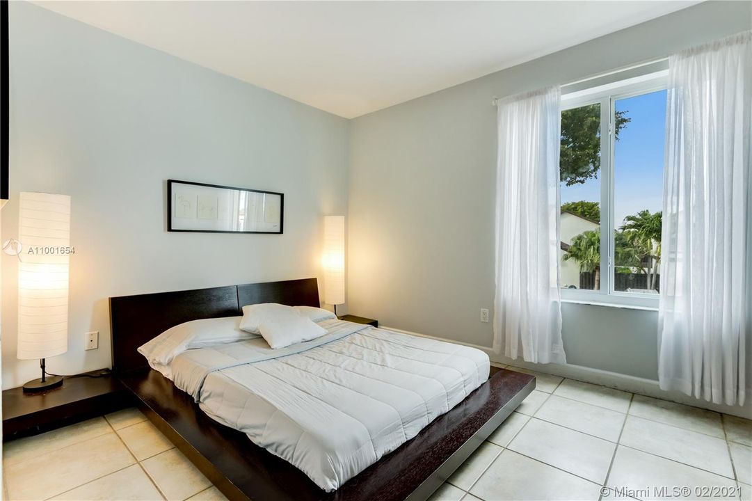 Recently Sold: $325,000 (3 beds, 2 baths, 1565 Square Feet)