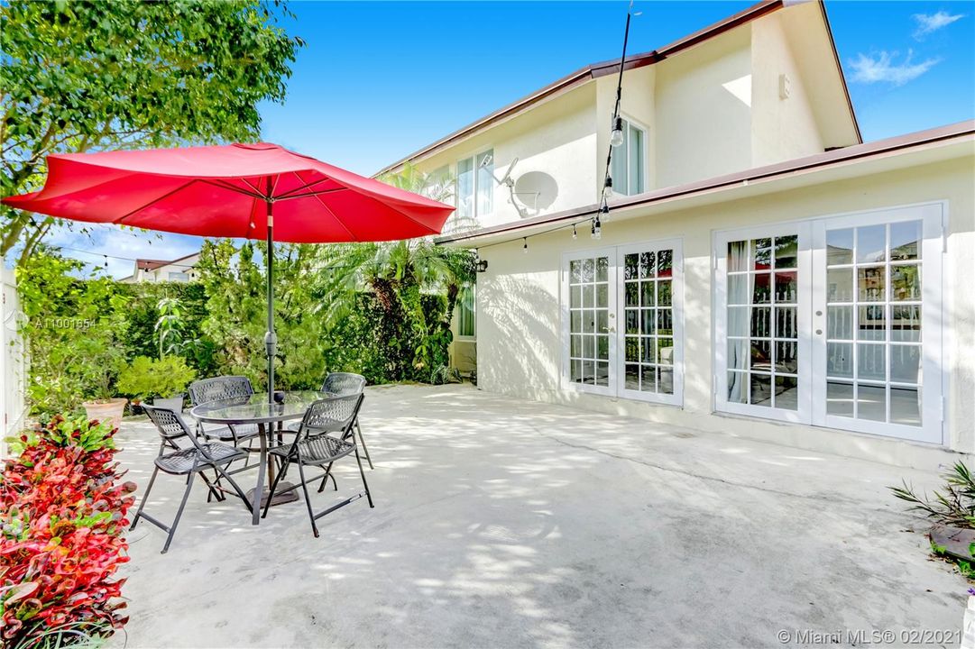 Recently Sold: $325,000 (3 beds, 2 baths, 1565 Square Feet)