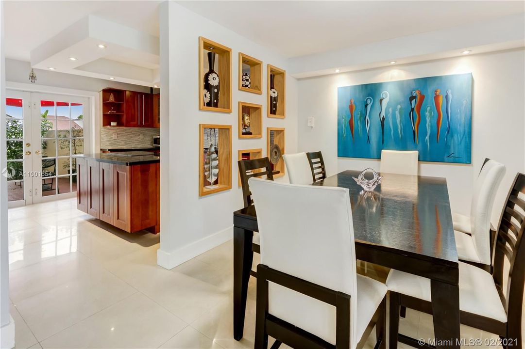 Recently Sold: $325,000 (3 beds, 2 baths, 1565 Square Feet)