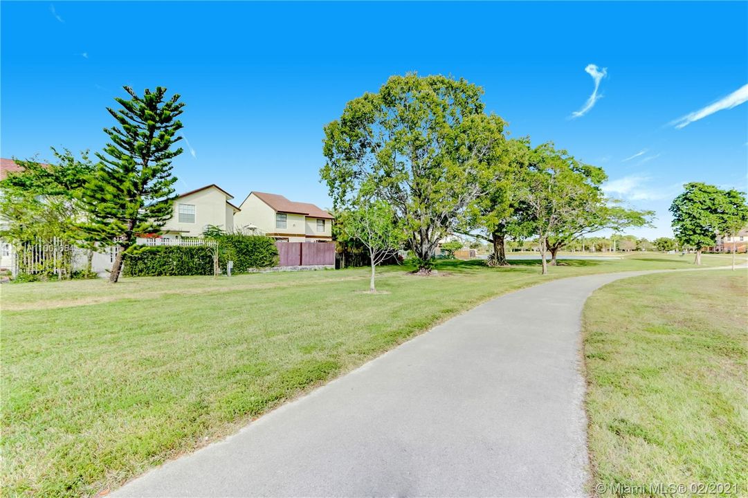 Recently Sold: $325,000 (3 beds, 2 baths, 1565 Square Feet)