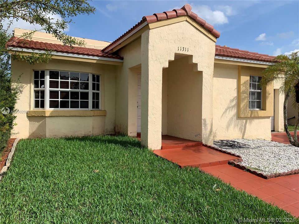 Recently Rented: $1,950 (3 beds, 2 baths, 1023 Square Feet)