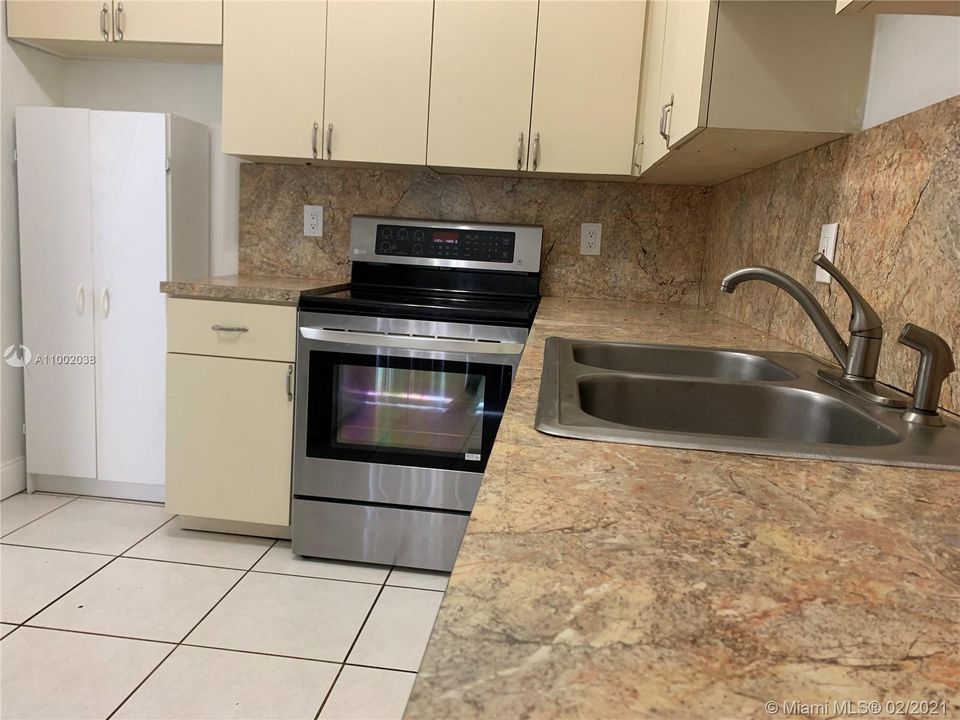 Recently Rented: $1,950 (3 beds, 2 baths, 1023 Square Feet)