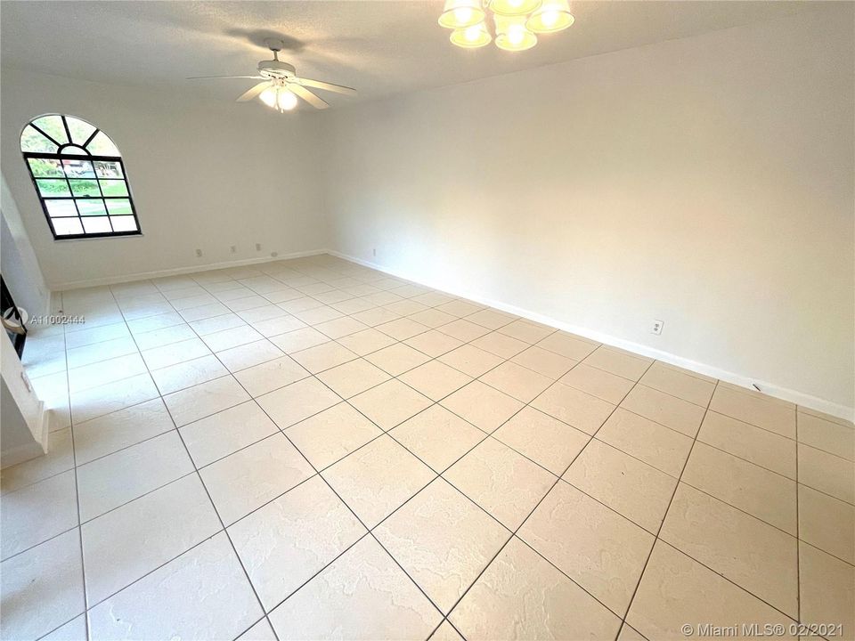 Recently Rented: $1,975 (3 beds, 3 baths, 1468 Square Feet)