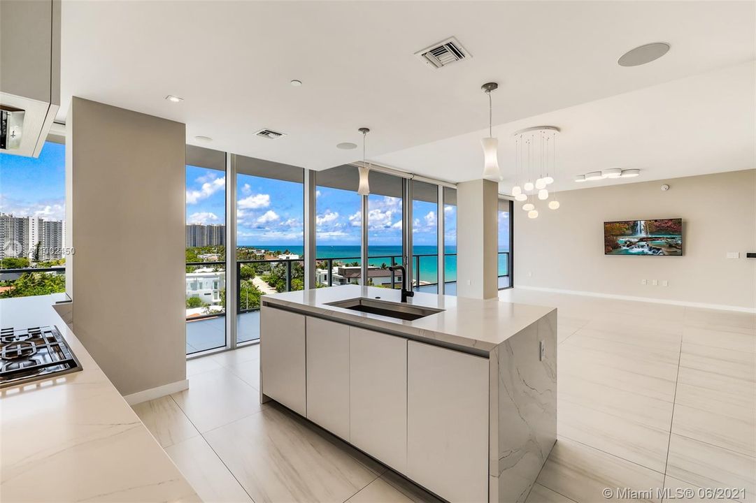 Recently Sold: $2,200,000 (2 beds, 3 baths, 1885 Square Feet)