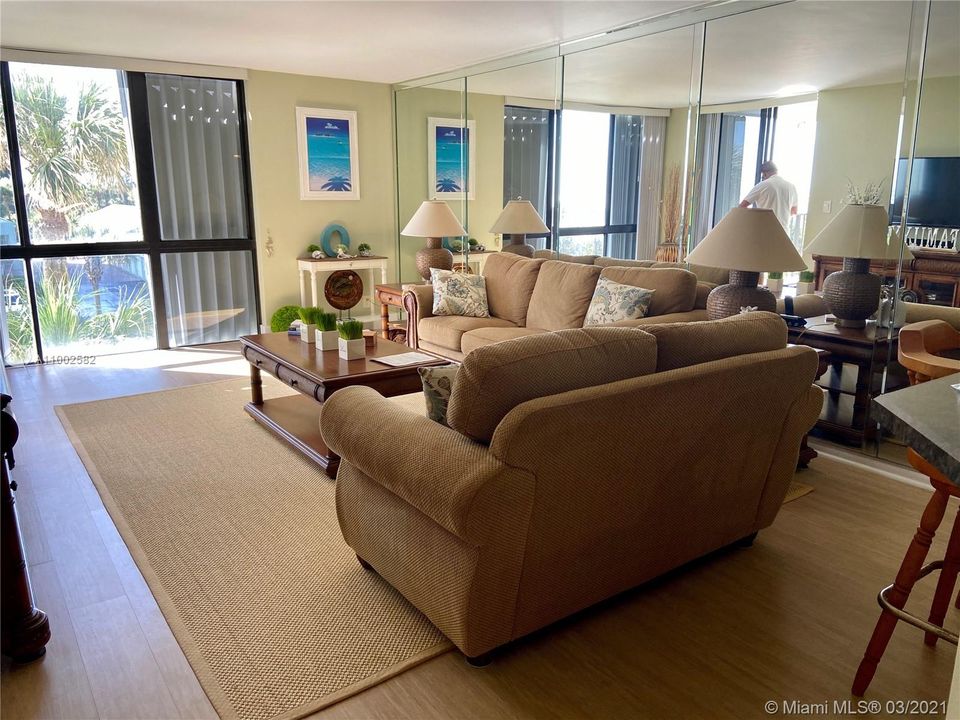 最近租的: $2,500 (2 贝兹, 2 浴室, 1307 平方英尺)